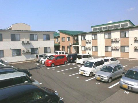 一階も二階も外壁にエアコンの室外機が設置されている建物外観