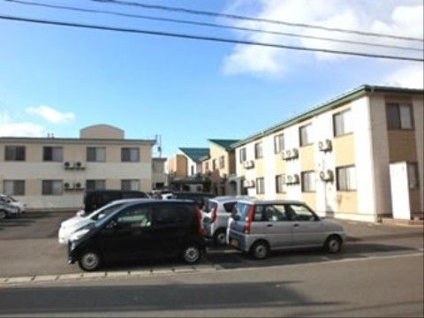 「シニアガーデンそよかぜ3号館」の外観。複数の車を収容でき、止める場所に困らない。