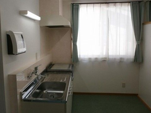 「シニアガーデンそよかぜ3号館」の共有キッチン。シンクとコンロが付いているので、食材を置きやすい。