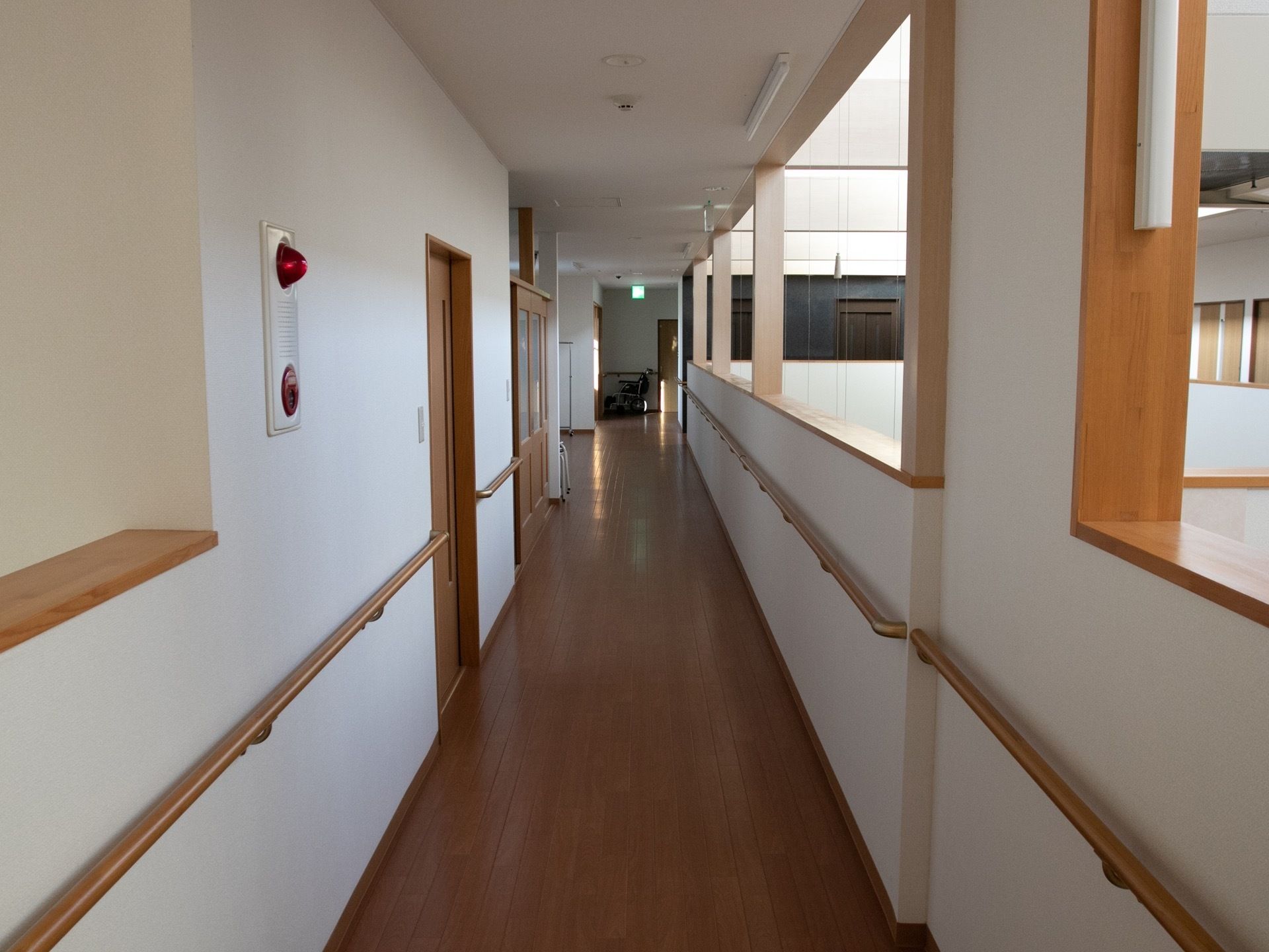 奥行きのある通路の片側は上半分の壁がなく、見通しが良い。反対側には各部屋へのスライドドアの入り口がある。