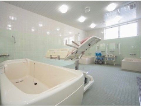 「ふるさとホーム毛呂山」の浴室。介護浴槽も設置され、寝たきりの方でも快適に入浴が可能になっている。