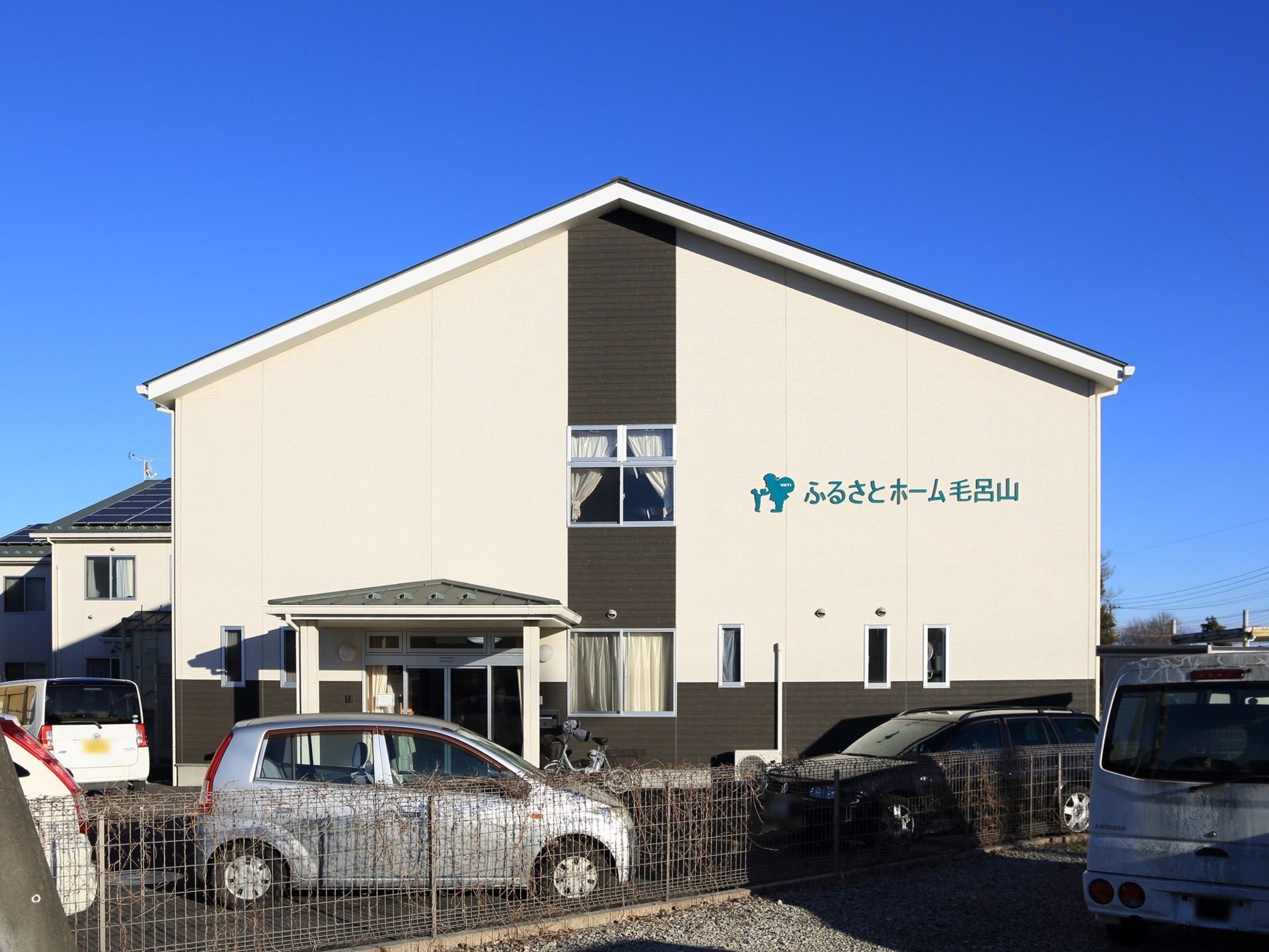 閑静な住宅地に立地している施設は、ダークブラウンとベージュを基調とした外壁がスタイリッシュな雰囲気になっている。