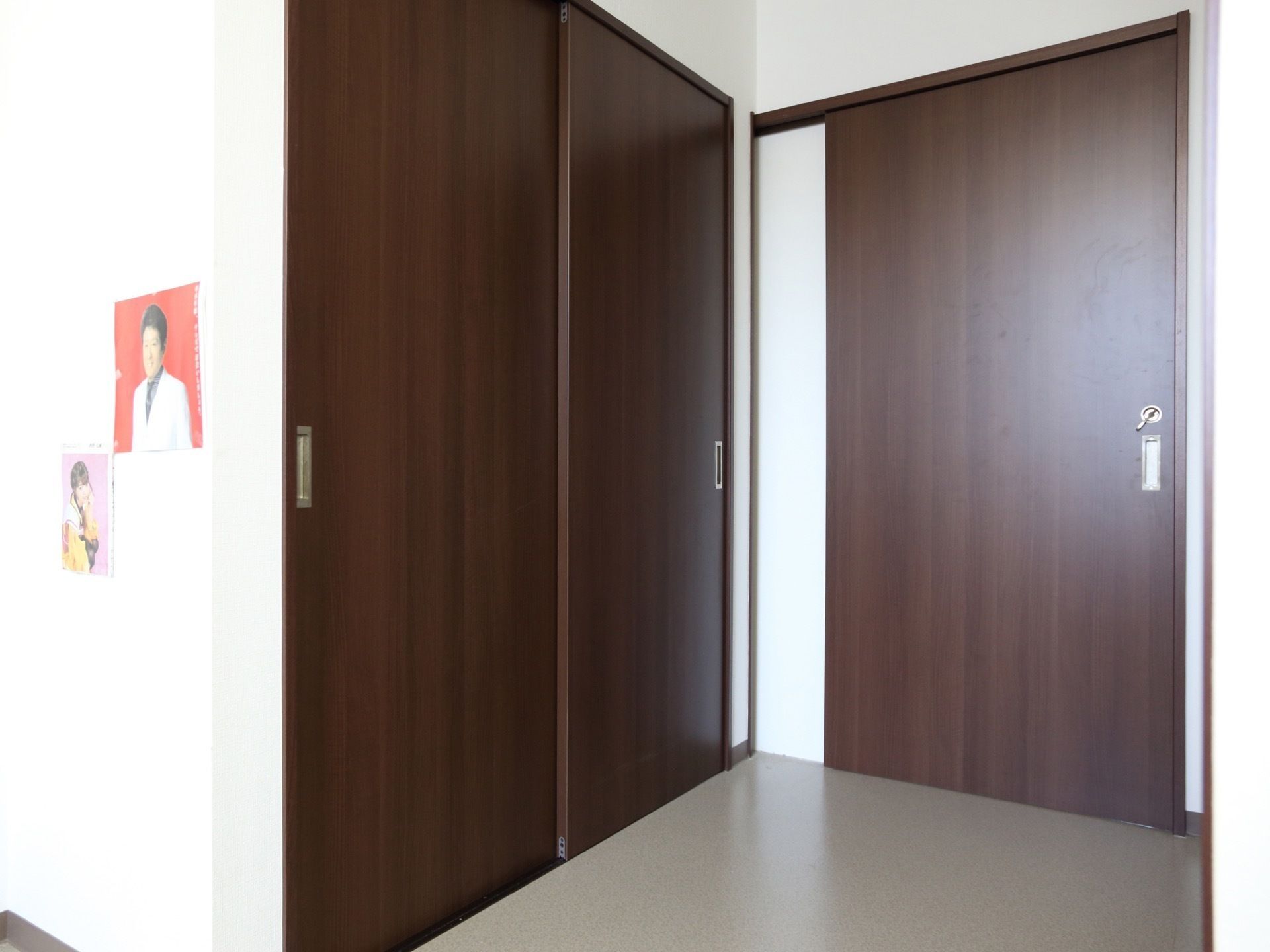 居室の入り口のドアは広く開閉する引き戸になっている。入り口付近にはトイレ、収納スペースが設けられている。