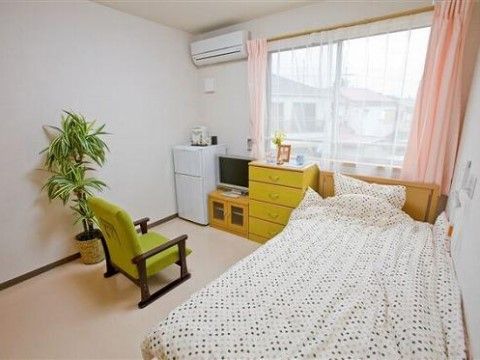 明るい個室の居室