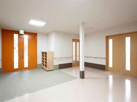 広々とした明るい廊下