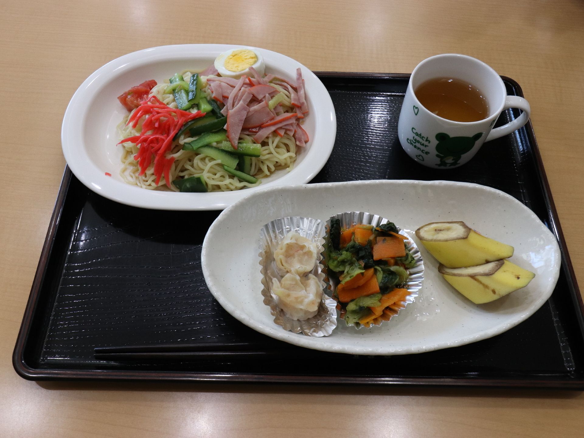 トレイにのせた一人前の食事は、色彩豊かな、バランスのとれた献立になっている。デザートに果物なども出される。