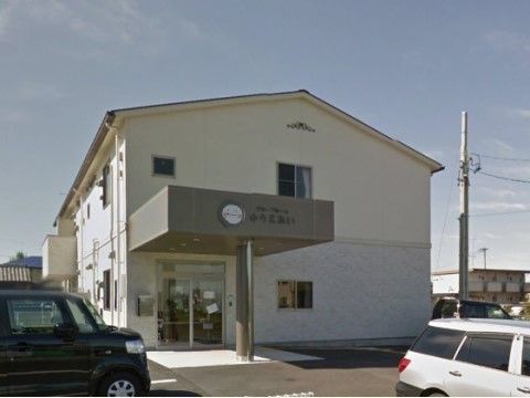「グループホームゆう＆あい」の外観。シンプルな造りの建物。