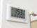 壁に電子時計が付いている。時刻と日付に加え、温度と湿度もデジタルで表示されている。電子時計の右側に、鏡が設置されている。