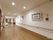 共用廊下の壁には額装された美しい絵画が一定間隔に設置されており、入居者様は通行しながら眺めることができる。