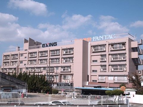 シルバーリビング尼崎の外観。ピンクの外壁が特徴的な施設外観。来訪者様専用の駐車場を完備している。