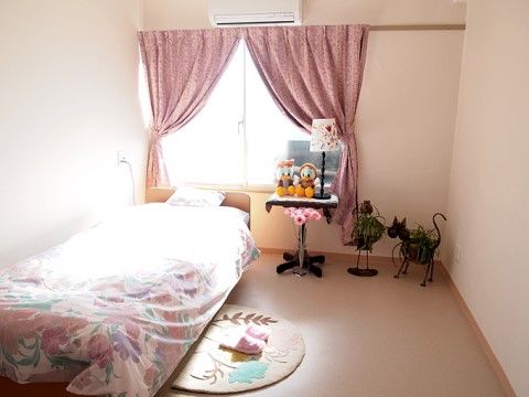 シルバーリビング尼崎の居室。今までと変わらない、プライバシーをしっかりと確保した居室生活をお送りいただけます。