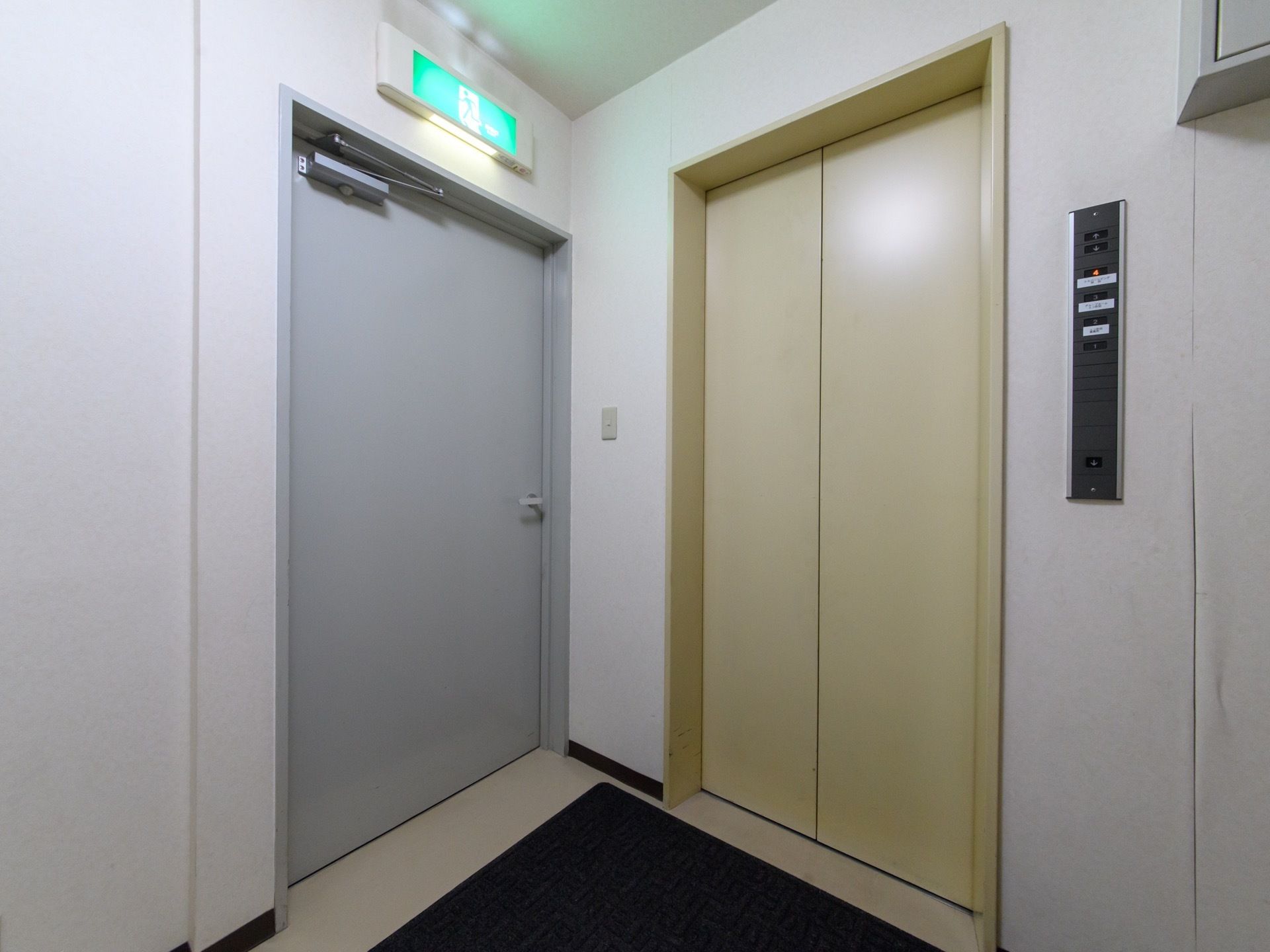薄く黄色味がかった色のエレベーターが1基、設置されている。エレベーターのすぐ横側には非常階段がある。