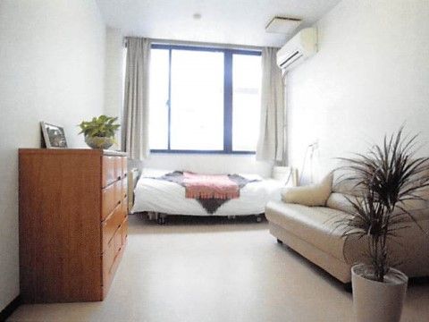 シルバーリビング吹田の居室。居室を完全個室制としておりますので、日々をゆっくり、ご自宅のようにお過ごしいただけます。
