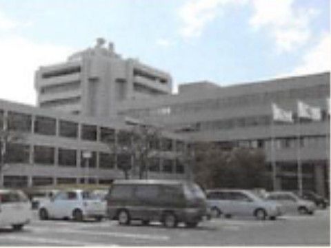 シルバーリビング吹田の周辺環境。大きな駐車場を備えた市役所が近隣にございます。ご家族と一緒にお車でお越しになれます。