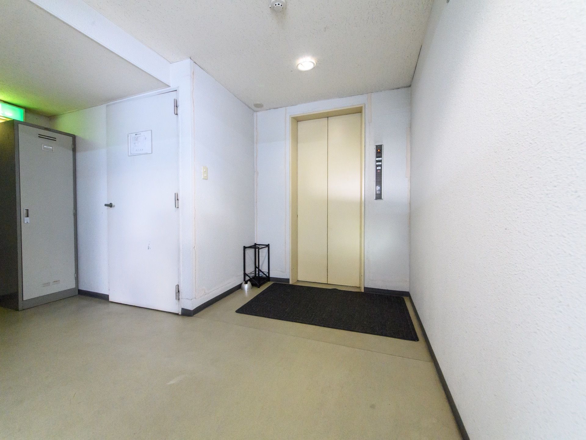 施設内には入居者様が安全に移動できるエレベターが設置されている。エレベーター前には広々としたスペースが確保されている。