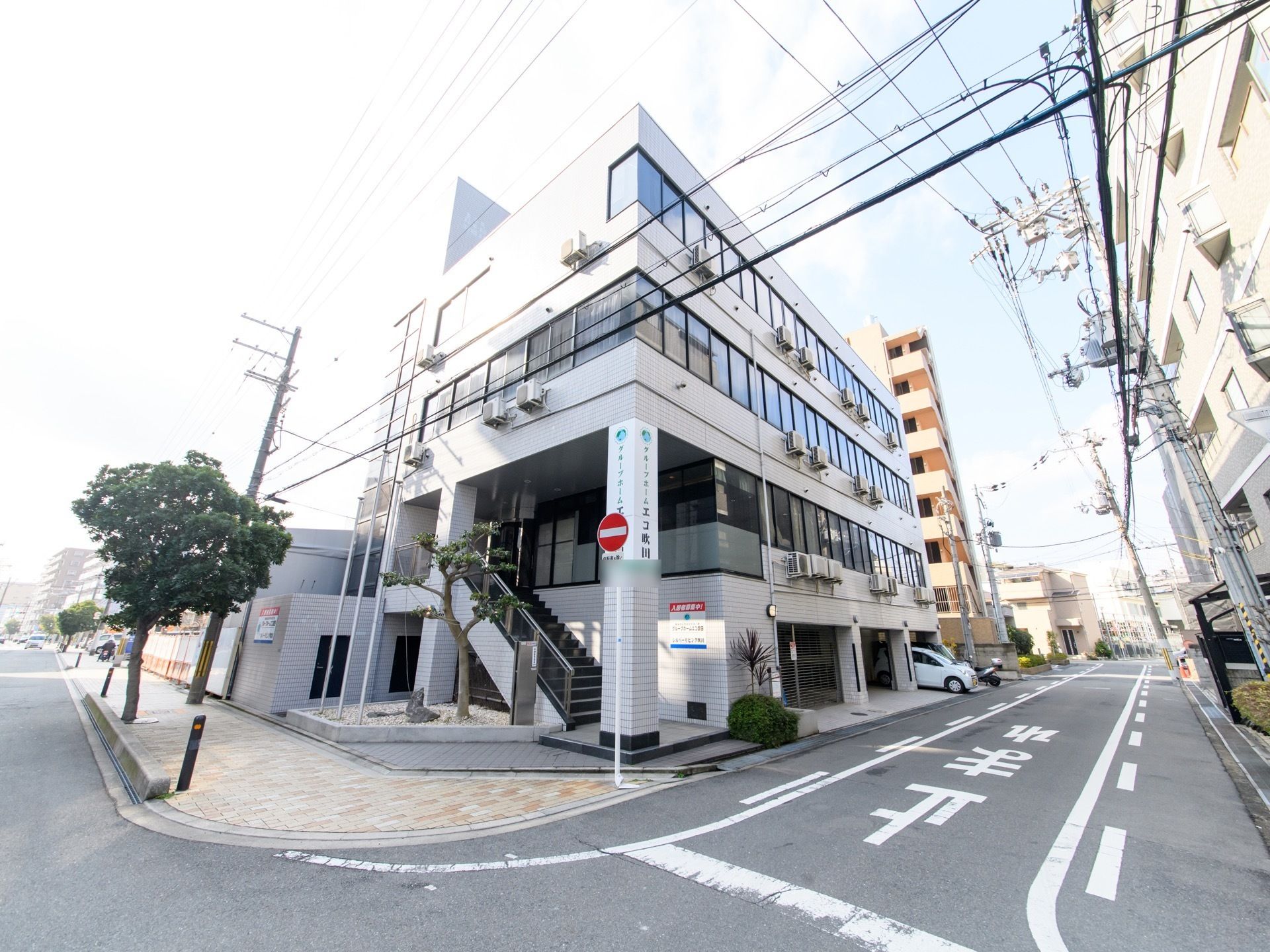 窓を数多く設置している。角地なので日当たりがよい。清潔感のある建物である。歩道も広めに造られている。