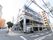 4階建ての建物となっている。1階部分には駐車スペースがある。建物周辺は、マンションなどが建っている。