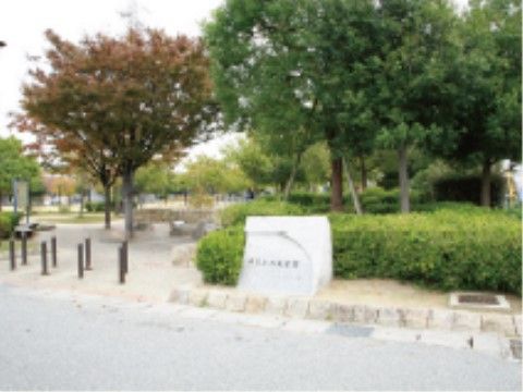 シルバーリビング門前の周辺環境。多くの方々で賑わう公園が近くにございます。日々の生活で多くの方々と触れ合う機会がございます。