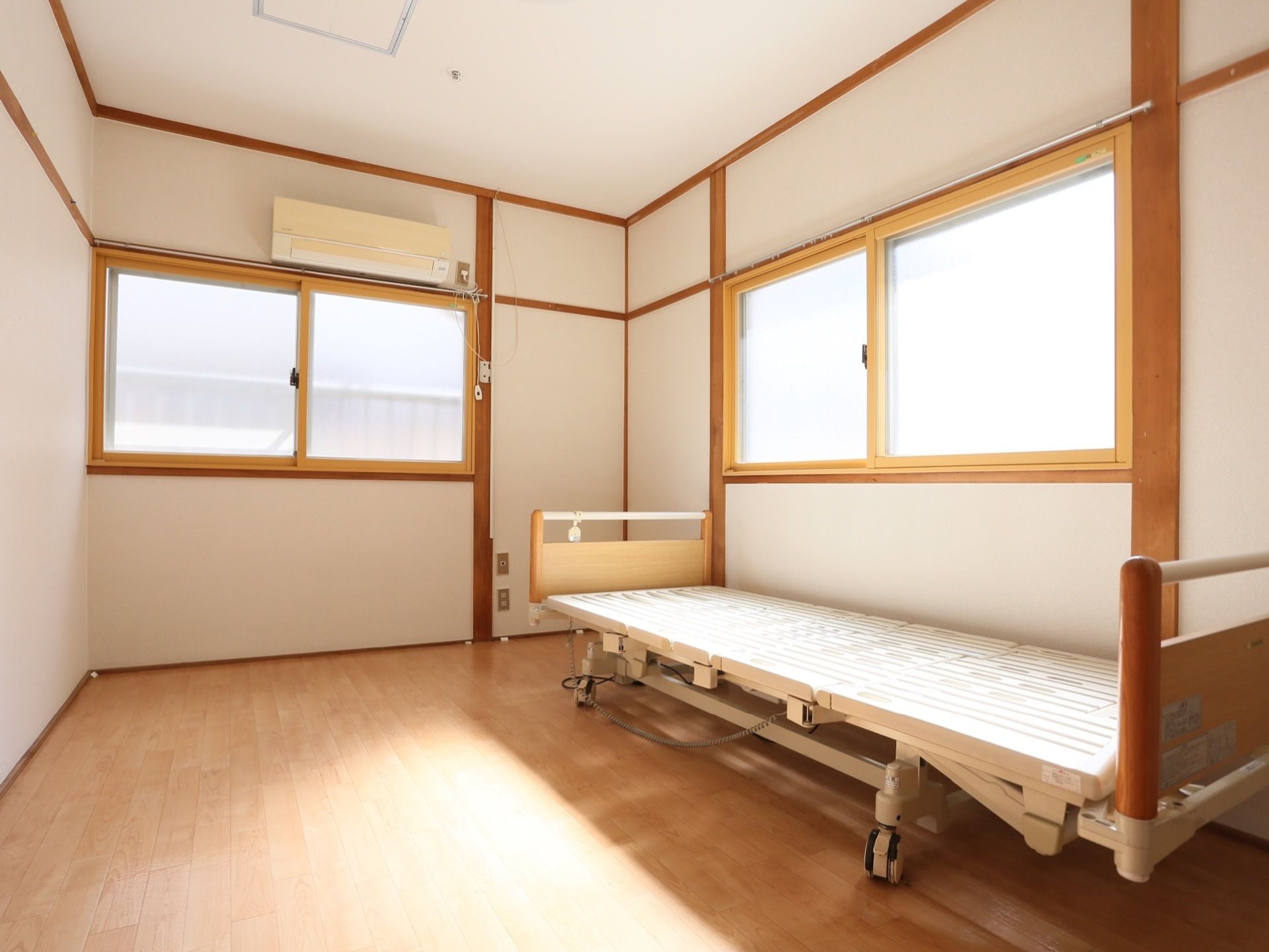 木造建築のような柱と梁があり、壁は白いクロスが貼られている。床は明るい色の木質フローリングである。腰高の窓は二重窓となっている。