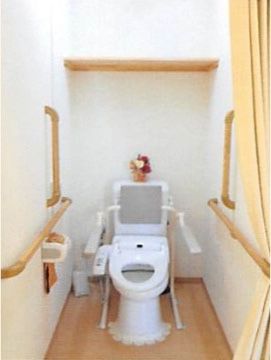 シルバーリビング江坂のトイレ。居室内に設けられた個人専用のトイレとなっております。手すりの付いたバリアフリー設計です。