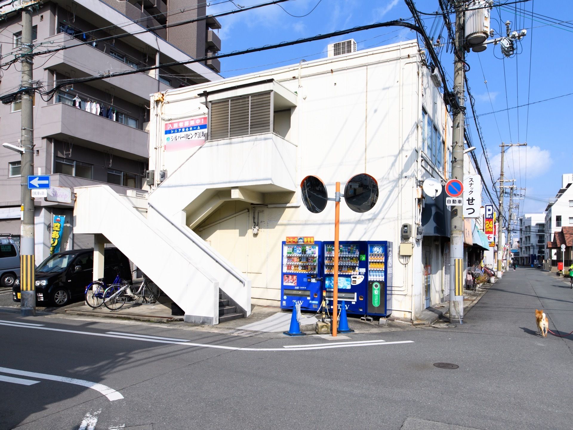 施設に面した道路は交通量が少なく、一方通行となっている。建物の１階にはテナントが入り、２階が居住施設になっている。