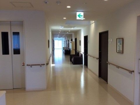 「なでしこ南台」の廊下。各フロアに簡単に移動ができる、エレベーターも設置済みである。