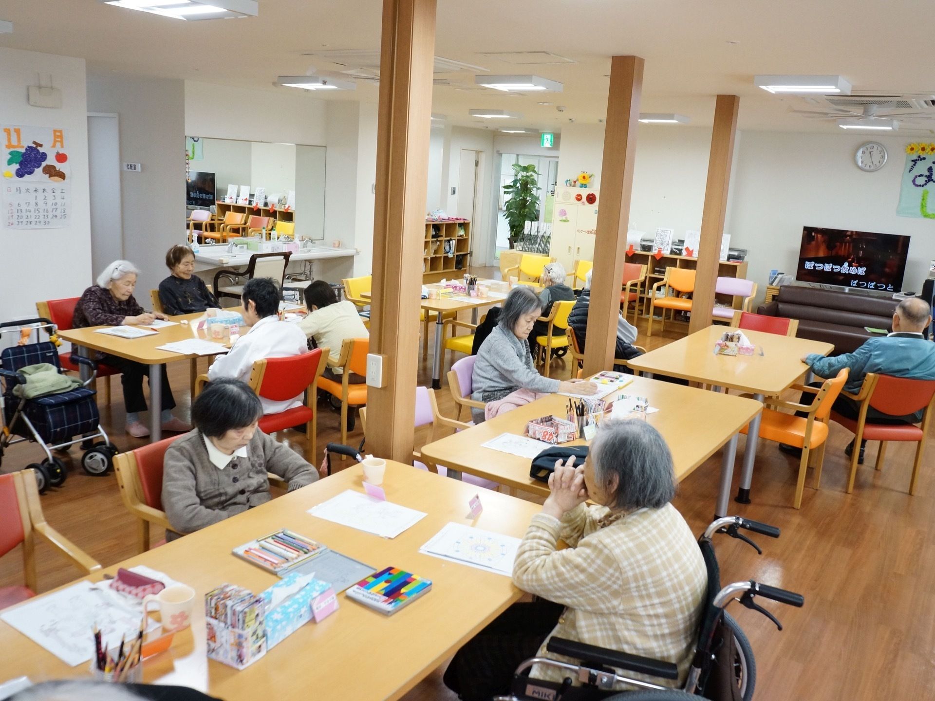 さまざまなレクリエーションなどを楽しむことができるスペースになっている。ひじ掛けの付いた椅子が設置されており、安全に座ることができる。