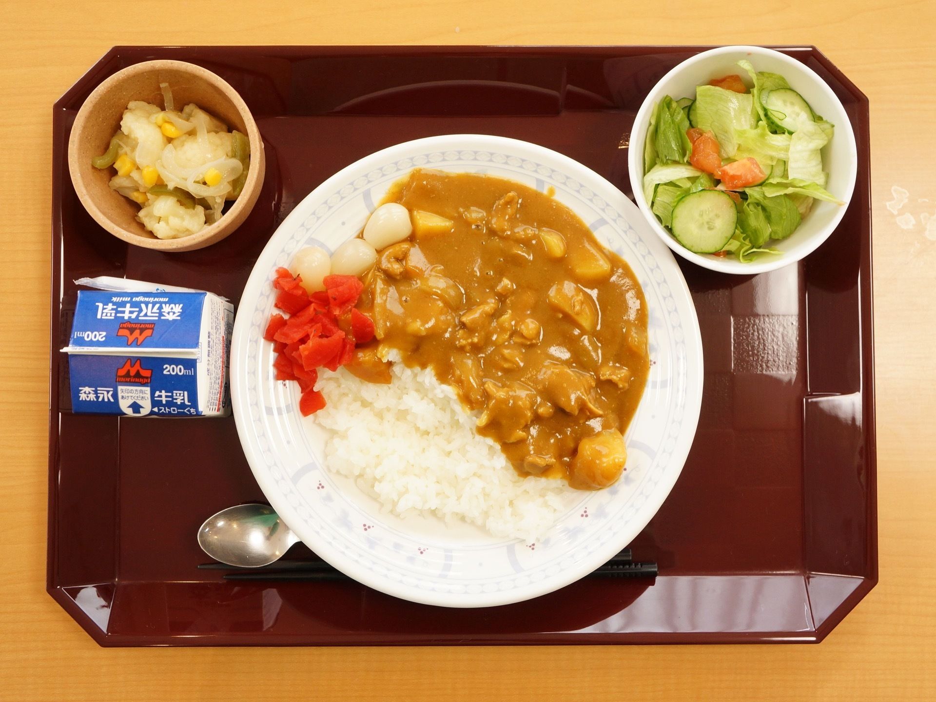 食事はボリュームがあり男性も満足できる量を提供している。カレーなど、親しみのある献立も多く提供している。