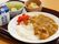 食事は、カレーライスやサラダ、和え物、牛乳など、栄養のバランスが考えられたボリュームもある献立になっている。