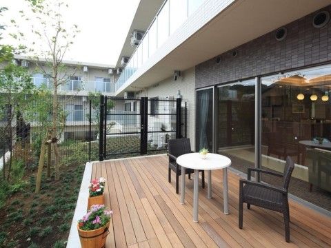 窓のすぐそばにはウッドデッキがあり、丸いテーブルと椅子が用意されている。花や木もあり、自然を感じながら過ごしていただくことができる。