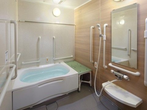 浴室の壁には複数の手すりが取り付けられている。場所によって、縦型、横型と、使いやすいように考えられた配置である。