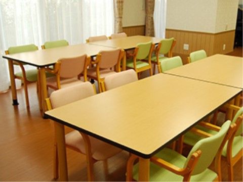 ベストライフ吉祥寺Ⅱのダイニング。８人掛けのダイニングセットを設置。