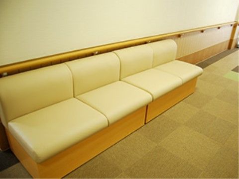 ベストライフ吉祥寺Ⅱの談話コーナー。長椅子を廊下に設置。