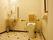 洋式トイレには背あてとひじ掛けが追加されている。並べて手洗いが設置され、石鹸やペーパータオル、ごみ箱が用意されている。