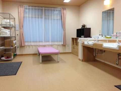 明るく清潔感のある脱衣所である。十分なスペースがあるので、隣の人を気にせずにゆったりと着替えができる。