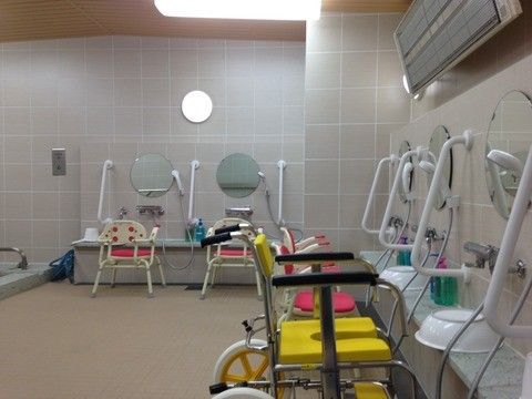 清掃の行き届いた開放感のある一般浴室である。体を洗うスペースが５ヶ所ありそれぞれシャワーと鏡、椅子が完備されている。