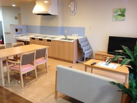 施設内には共有スペースがある。システムキッチンや液晶テレビ、ソファ、ダイニングテーブルが完備されている。