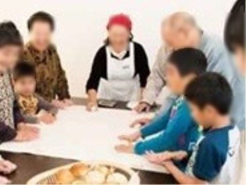 子供たちと一緒に、パン作りを楽しんでいる入居者様たち
