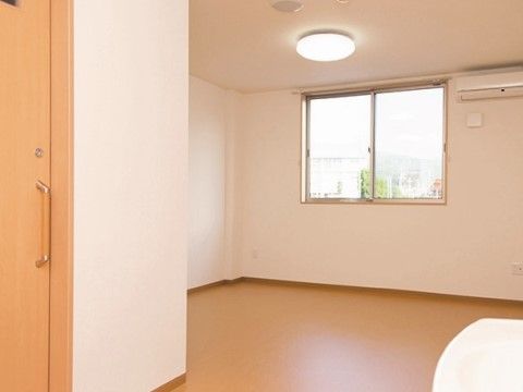 「豊心の里」の居室。日光が入りやすい間取りになっているので、自然光を浴びることができる。