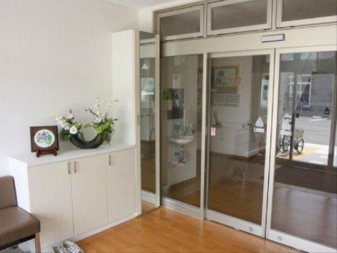 「豊心の里」のエントランス。小さなオブジェも飾られた調度品がある、シンプルなエントランス。