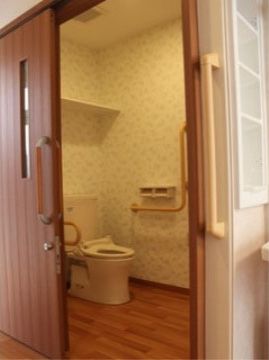 「アリビオ塩屋」のトイレ。車椅子の取り回しが効く、スペースにゆとりをもたせたトイレが用意されている。