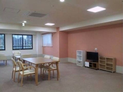 「ライブラリ初石」の共用スペース。入居者様が集い、それぞれ趣味の時間を過ごすことができる。
