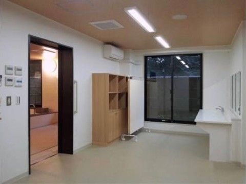 「ライブラリ初石」の脱衣所。浴室との温度差を、無くすためにエアコンが設置され、適切な温度を保てる。