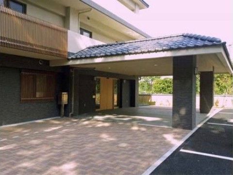 「ライブラリ初石」のエントランス。瓦屋根が施設の和風な雰囲気を漂わせ、車を寄せ付けられる。