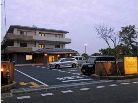 「ライブラリ初石」の外観（夜景）。施設の灯火が、綺麗なイルミネーションとなる落ち着いた施設。