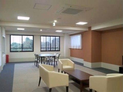 「ライブラリ初石」の談話室。入居者様だけでなく、家族様やお友達の方も利用できるスペースとなっている。
