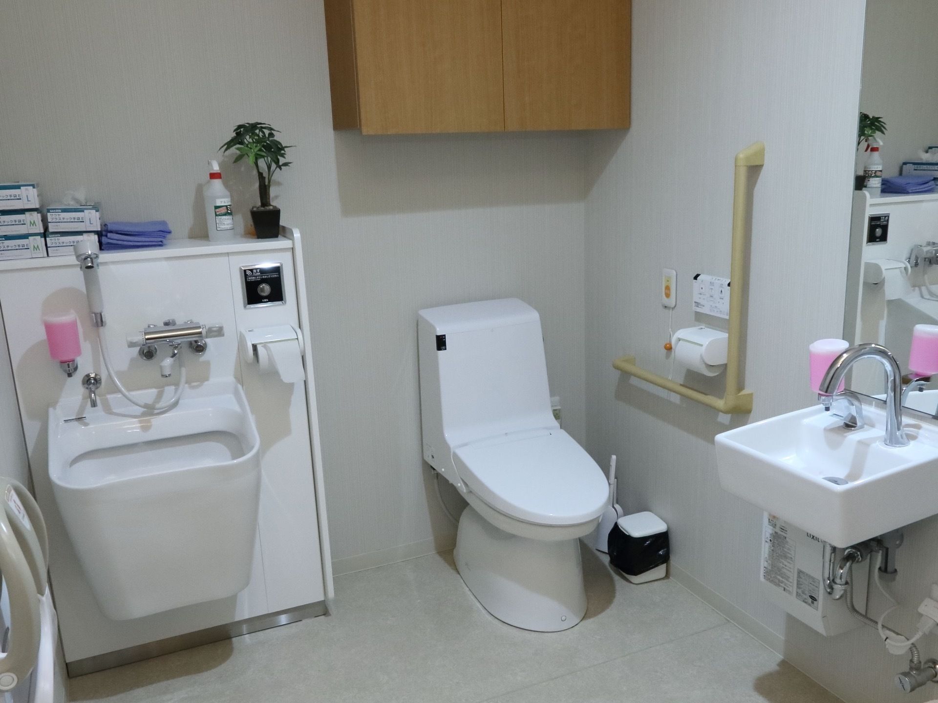 共用トイレはオストメイトにも対応している。洋式トイレの隣にオストメイトの便器があり、手前に手洗い台も設置されている。