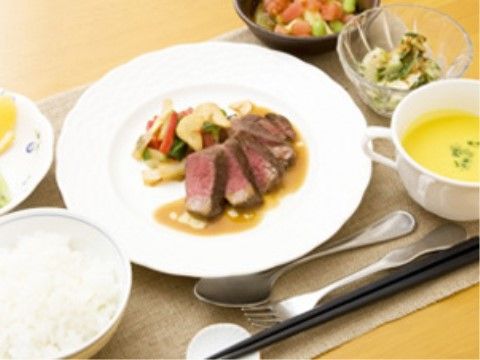 フレンチレストランのようにステーキが並べられている一皿がメインの食事