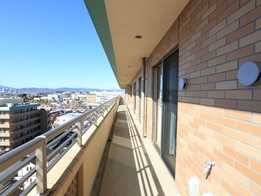 一直線のベランダ