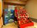 畳の部屋で、木製のテーブルが真ん中ほどにあり、新聞紙などでおられたごみ箱がある。ぬいぐるみなどが部屋の片隅にある。